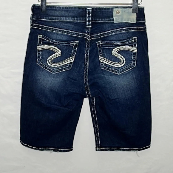 Silver Suki Mid Bermuda Dark Wash Shorts - Size 26 - Picture 5 of 10